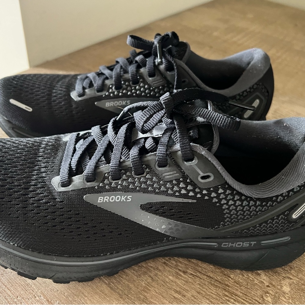 Brooks Women’s Black Running Shoes 9 - Picture 2 of 9